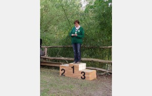 Vétéran dame arc à poulie nu