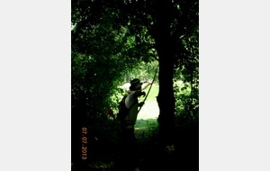 René Yves dans l'ombre et le cerf en pleine lumière.