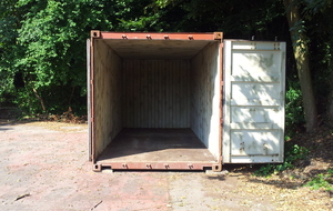 Aération des containers qui contenaient des fèves de cacao...