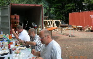 En arrière plan les nouveaux chassis fabriqués la veille.