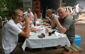 Certains attendent d'autres attaquent ...