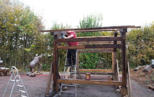 Serge en plein travaux de lasure.