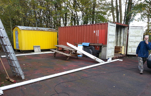 Recyclage de transversales de but de foot  en éléments de charpente.