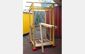 L'ossature autour d'une palette de 120x120 cm.