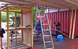 Montage à l'abri de la pluie sous notre nouveau préau.