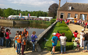 Tirs de barrage depuis la cour d' honneur.