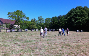 Quelques archers vont aux flèches.