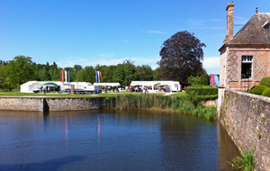 Vue du village des exposants par dessus les douves