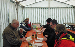 Le staff d'organisation se restaure.