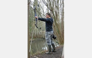 Loïc, junior arc à poulie nu.