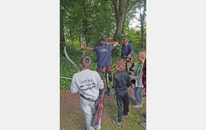 Les jeunes ataliens attentifs à ce que fait Vincent.