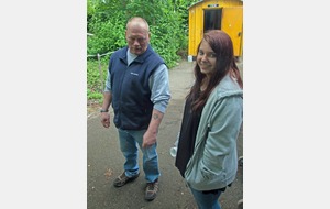 Chloë venu soutenir Christophe au barbecue.