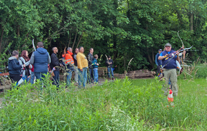 Prêt à tirer, Charly surveille le paparazzi ...