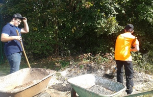 Quentin et Léo préposés au rebouchage des trous.