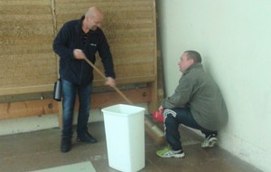 Rangement et balayage de la salle en fin d'entrainement.