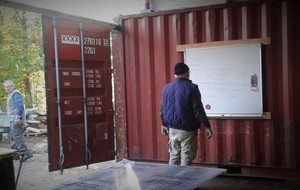 Charly vérifie l'avancement des travaux sur la liste.