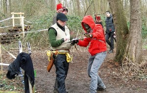 L'archer masqué, alias Nicolas. En arrière plan les archers déodatiens (de St Dié).
