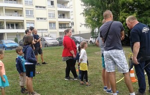 Les amateurs se pressent sur le stand.