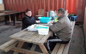 Très sérieuse la préparation des couteaux et fourchettes.