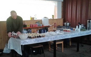 Le président arrange le buffet café/desserts.