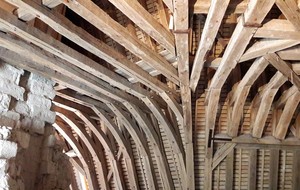 Une charpente impressionnante en chêne.